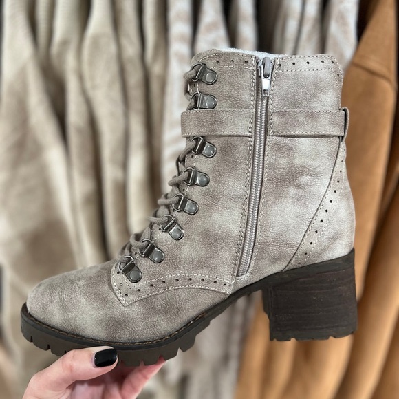 NIB Very G Donatella Vegan Leather Lace Up Moto Boots Booties Cream Grey - Picture 4 of 6